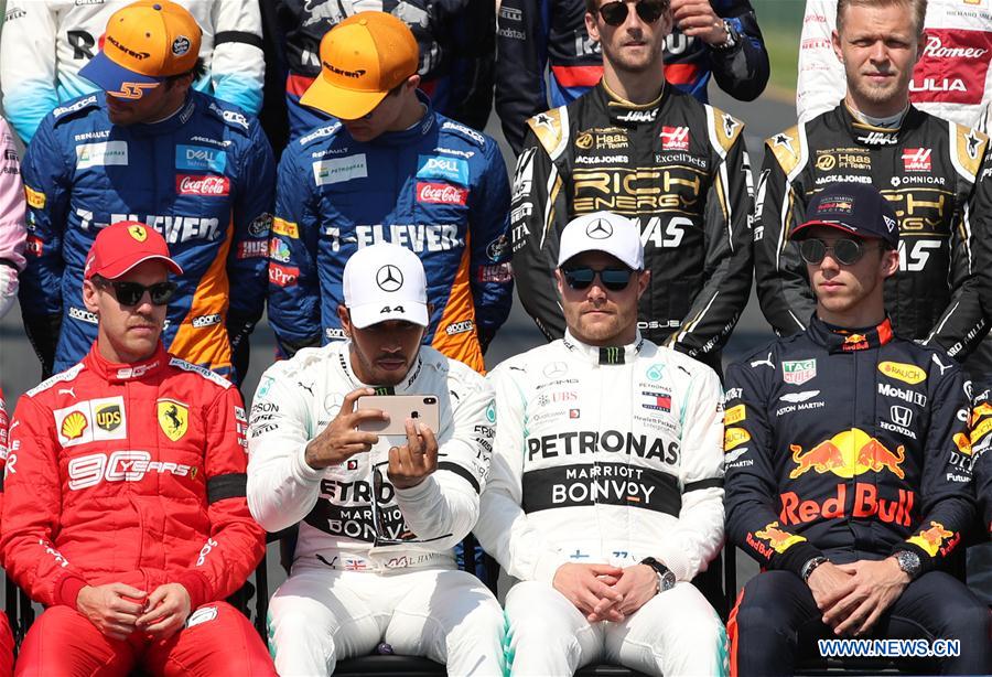 Drivers pose for group photos before Formula 1 Australian Grand Prix 2019 - English.news.cn