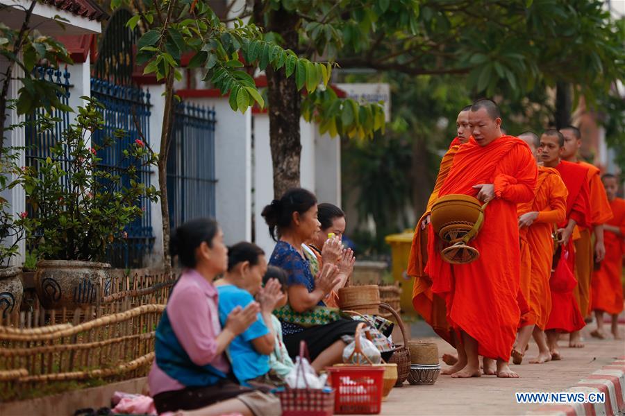 LAOS-LUANG PRABANG-ALMS GIVING