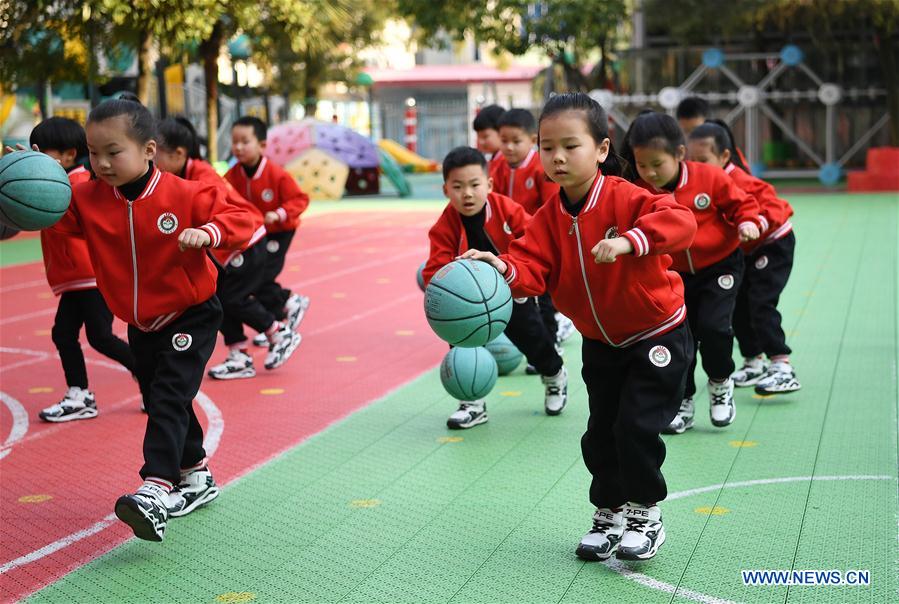 (SP)CHINA-JIANGXI-PHYSICAL EDUCATION-KINDERGARTEN-CHILDREN BASKETBALL EXERCISES (CN)