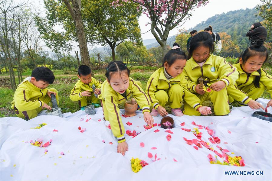 CHINA-ZHEJIANG-CHILDREN-PAINTING (CN)