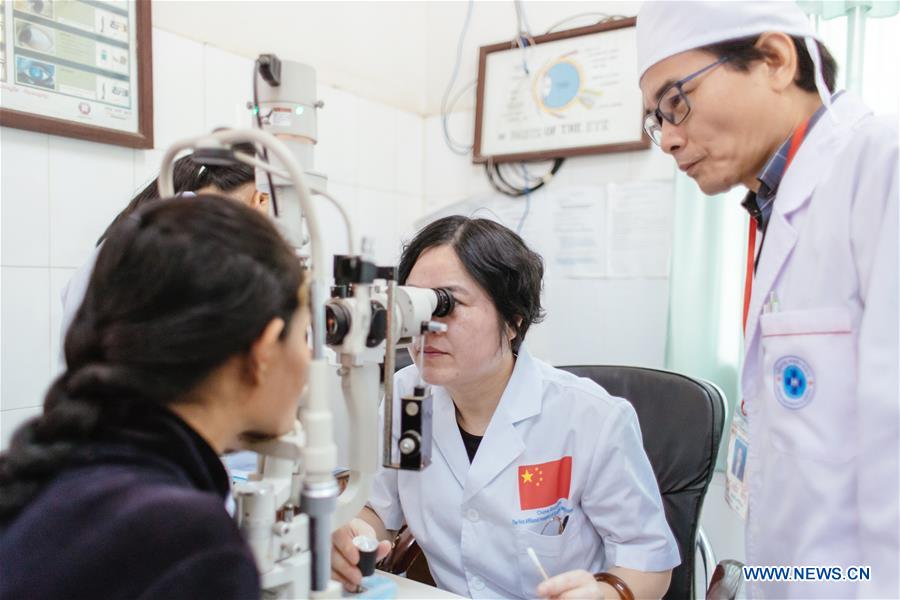 CAMBODIA-KAMPONG CHAM-CHINESE MEDICAL WORKERS-CATARACT-TREATMENT