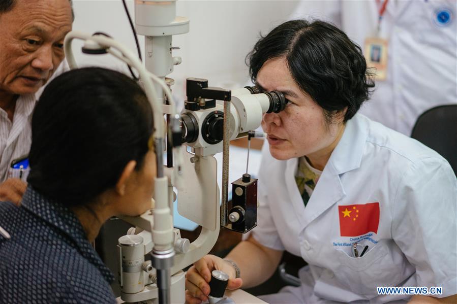 CAMBODIA-KAMPONG CHAM-CHINESE MEDICAL WORKERS-CATARACT-TREATMENT