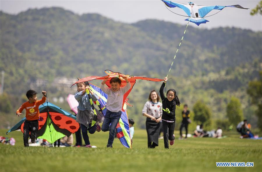 Crianças Asiáticas Indo Em Saída De Primavera E Voando Peixes Dourados E Papagaios De Águia No Festival De Qingming. Tradução: Festival De Qingming. A Clareza E Brilho Do Cenário Da Primavera Trazem