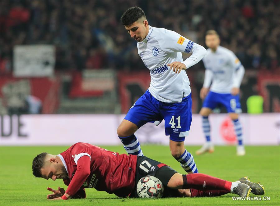 (SP)GERMANY-NUREMBERG-SOCCER-BUNDESLIGA-NUREMBERG VS SCHALKE 04
