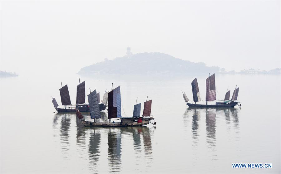 #CHINA-JIANGSU-TAIHU LAKE-MORNING FOG (CN)