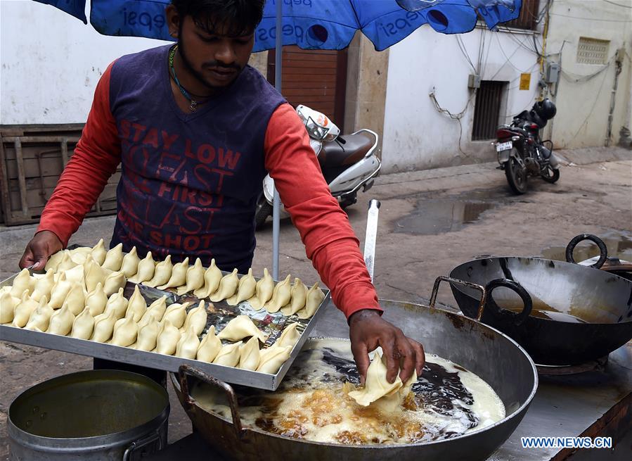 INDIA-NEW DELHI-DAILY LIFE-STREET FOOD-SAMOSA