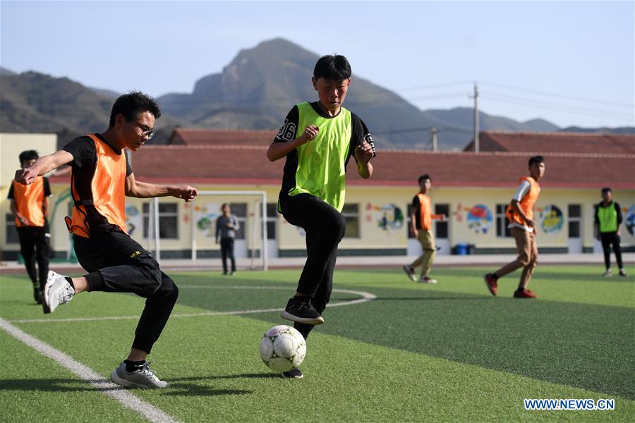 (SP)CHINA-SHANXI-LICHENG-HUANGYADONG SCHOOL-FOOTBALL(CN)