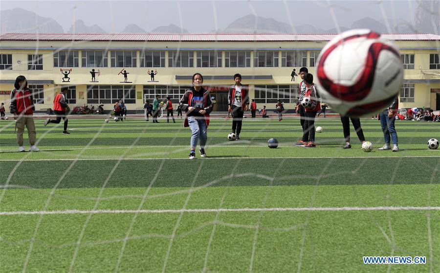 (SP)CHINA-SHANXI-LICHENG-HUANGYADONG SCHOOL-FOOTBALL(CN)