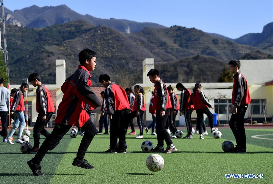 (SP)CHINA-SHANXI-LICHENG-HUANGYADONG SCHOOL-FOOTBALL(CN)