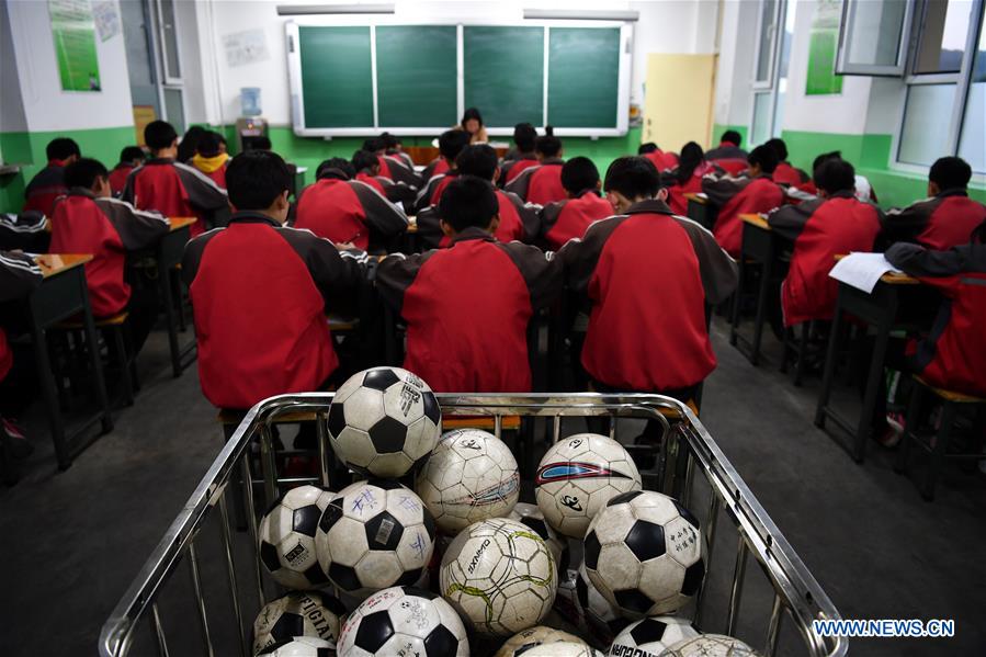 (SP)CHINA-SHANXI-LICHENG-HUANGYADONG SCHOOL-FOOTBALL(CN)