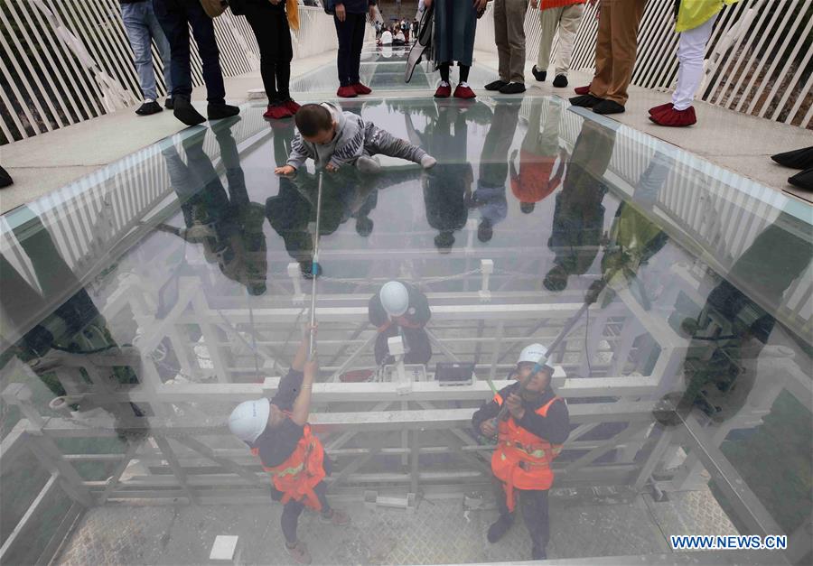 #CHINA-HUNAN-ZHANGJIAJIE-GLASS BRIDGE-CLEANER (CN)