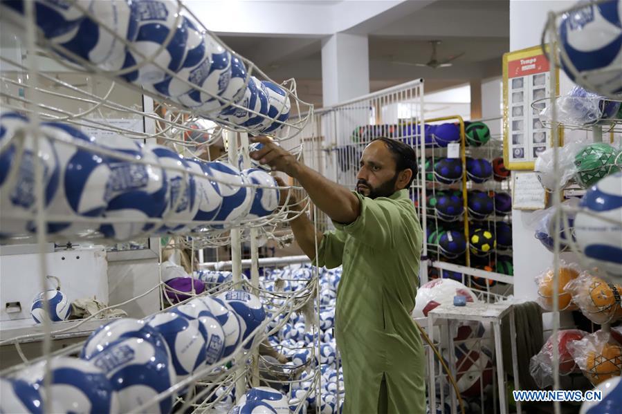 PAKISTAN-SIALKOT-ECONOMY-FOOTBALL-MANUFACTURING