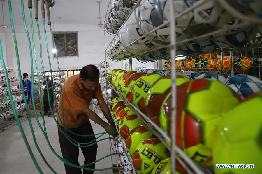 PAKISTAN-SIALKOT-ECONOMY-FOOTBALL-MANUFACTURING