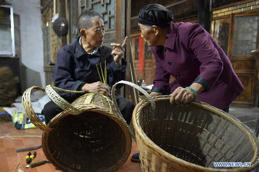 Pic story: 76-year-old bamboo article repairman in China's Hubei - Xinhua