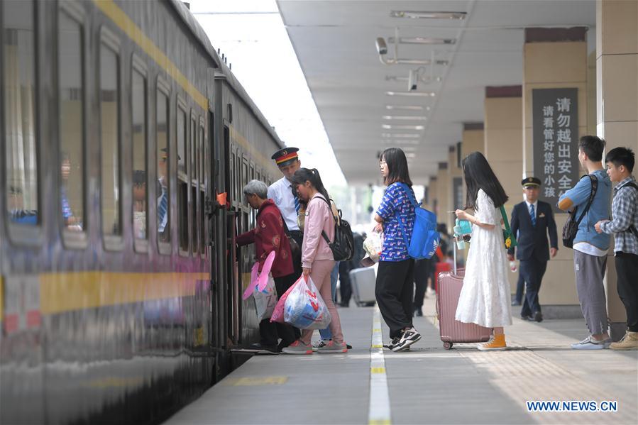 #CHINA-CHANGSHA-RAILWAY-LABOR DAY HOLIDAY-TRAVEL RUSH (CN)