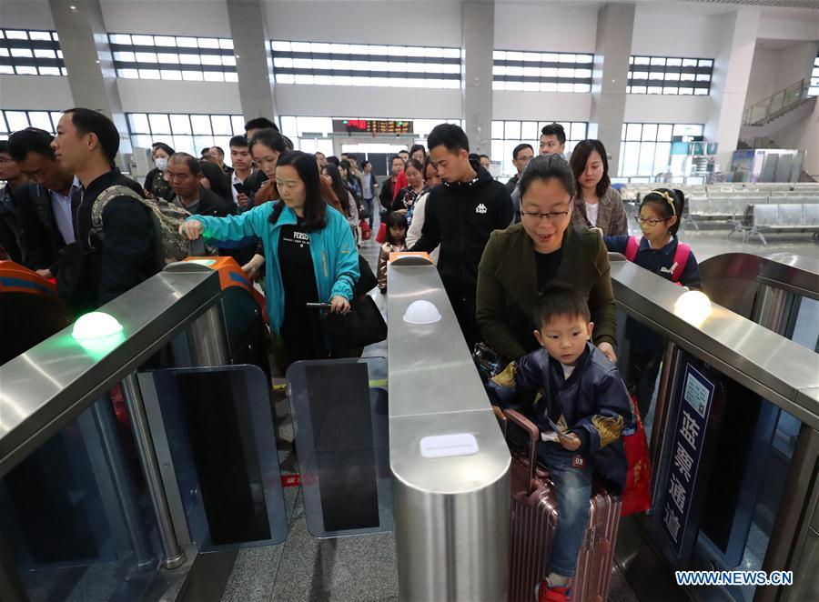 #CHINA-LABOR DAY HOLIDAY-TRAVEL RUSH (CN)