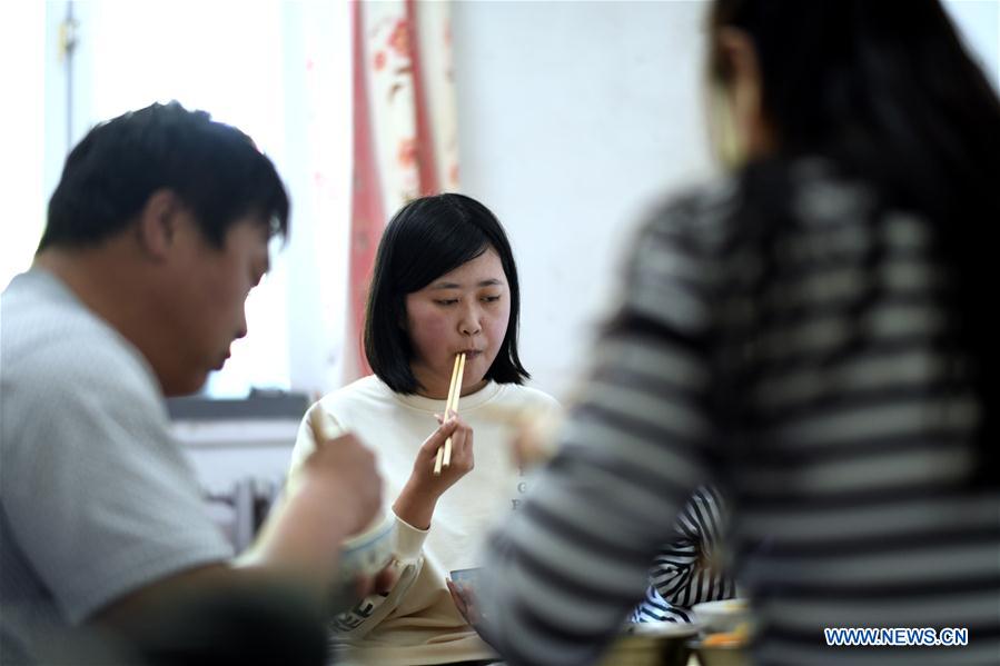 CHINA-HEILONGJIANG-HARBIN-GIRL ON THE WHEELCHAIR (CN)