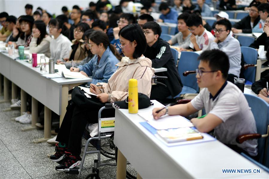 CHINA-HEILONGJIANG-HARBIN-GIRL ON THE WHEELCHAIR (CN)
