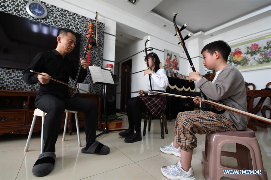 CHINA-GANSU-MUSICAL INSTRUMENTS-ERHU (CN)