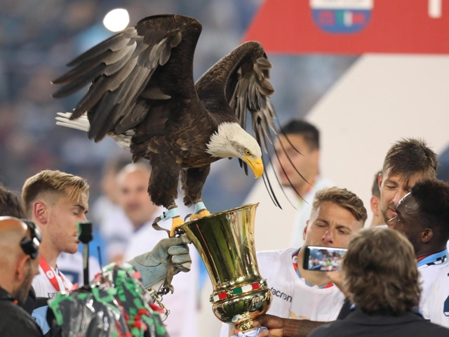 Soccer: Lazio win Italian Cup for seventh time Rome side beat Atalanta with late goals by Milinkovic, Correa