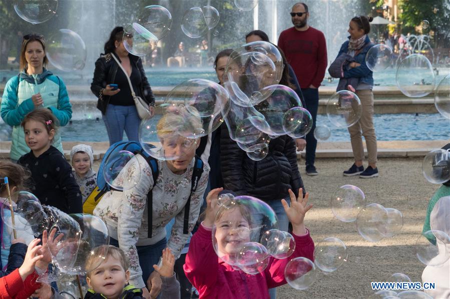 People enjoy soap bubbles in Budapest, Hungary Xinhua English.news.cn