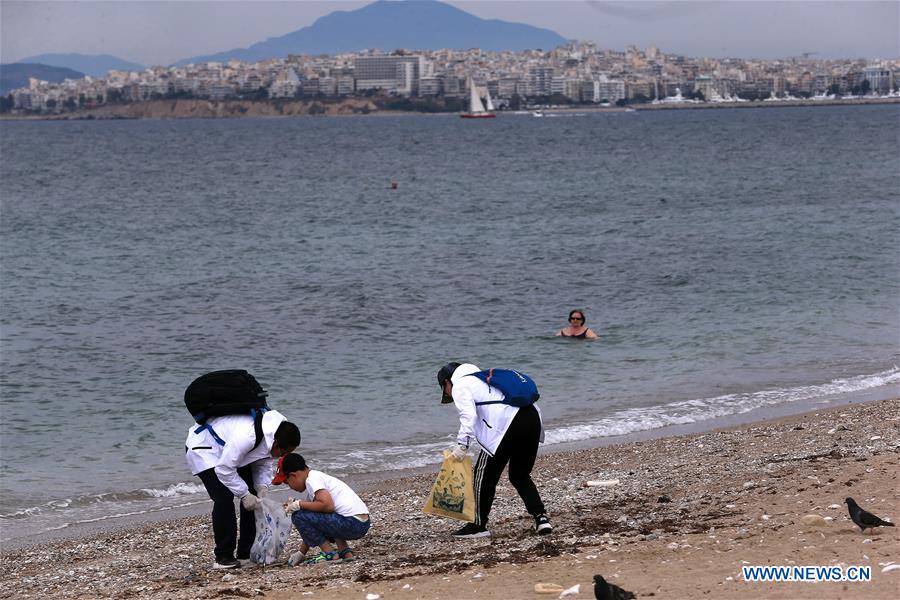 GREECE-ATHENS-BEACH-VOLUNTEERS-CLEANING UP
