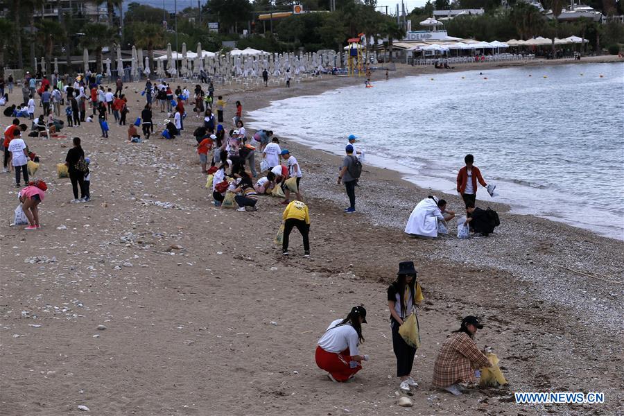 GREECE-ATHENS-BEACH-VOLUNTEERS-CLEANING UP