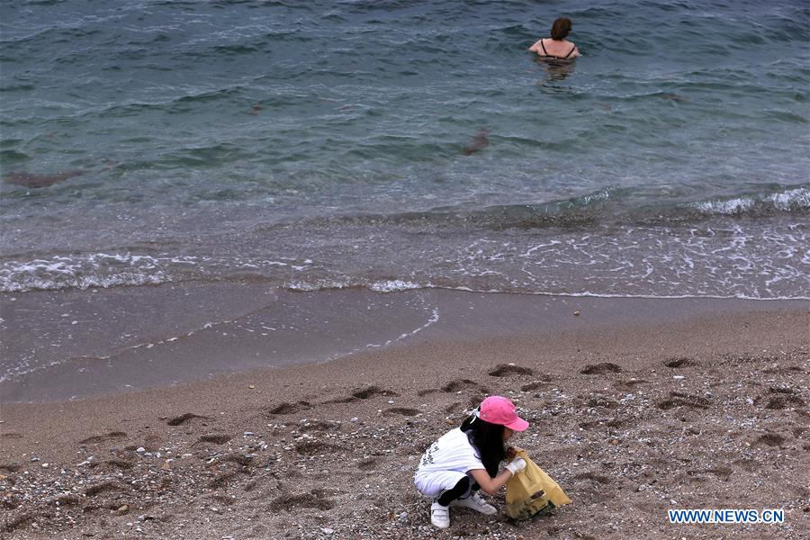 GREECE-ATHENS-BEACH-VOLUNTEERS-CLEANING UP