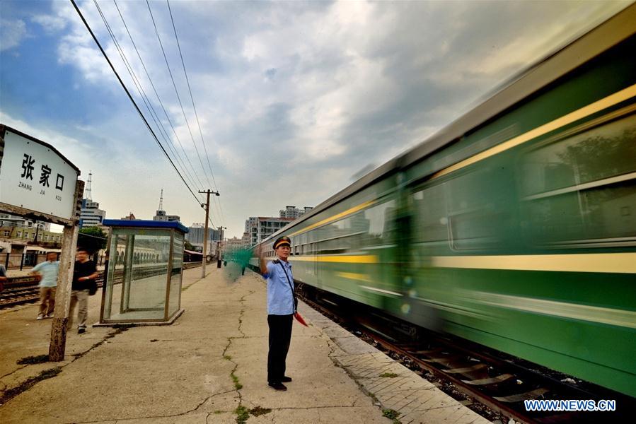 Xinhua Headlines: 100-year-old railway witnesses "China speed"