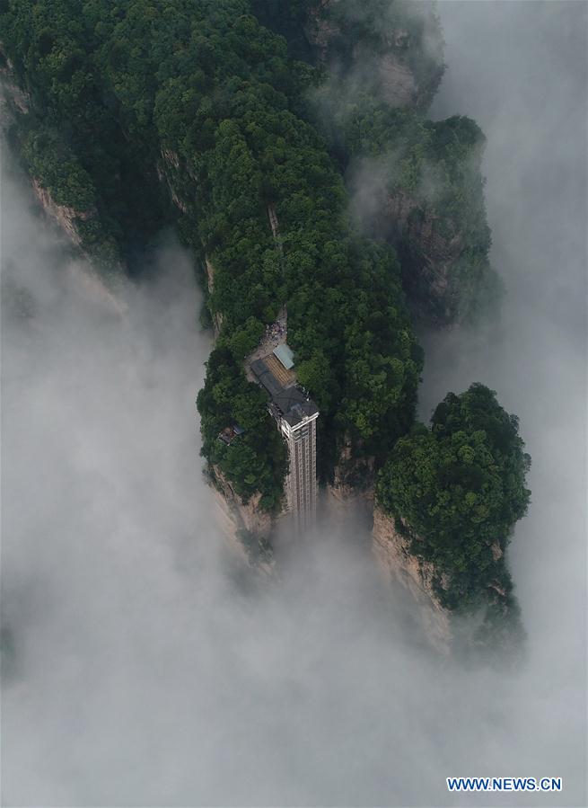 #CHINA-HUNAN-ZHANGJIAJIE-CLIFFSIDE ELEVATOR-FOG (CN)