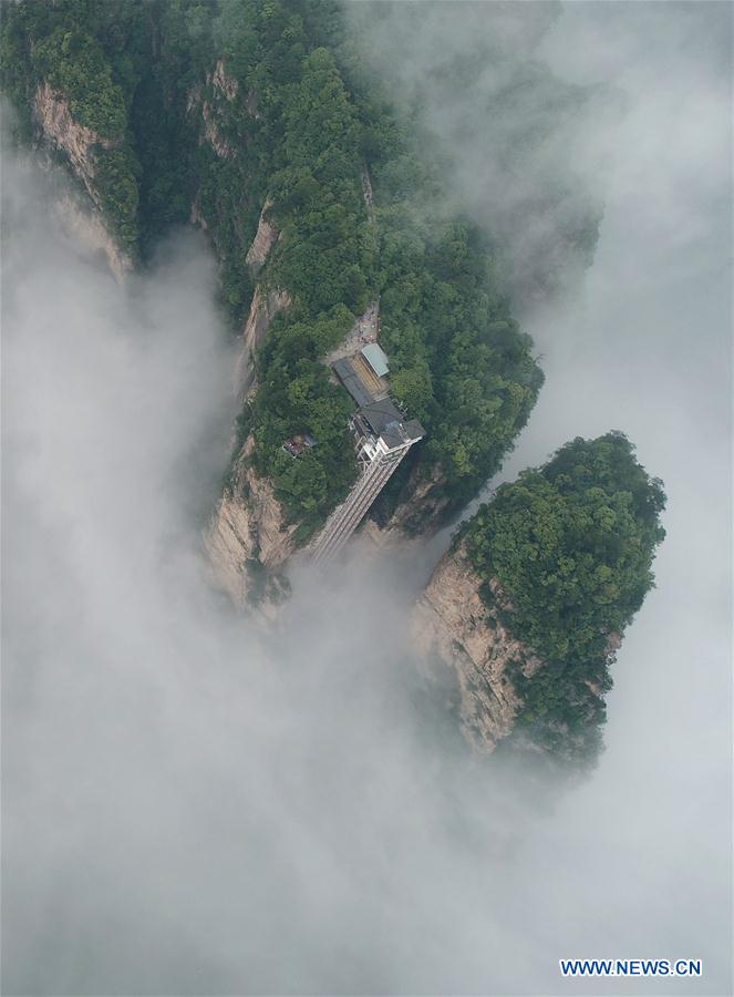 #CHINA-HUNAN-ZHANGJIAJIE-CLIFFSIDE ELEVATOR-FOG (CN)
