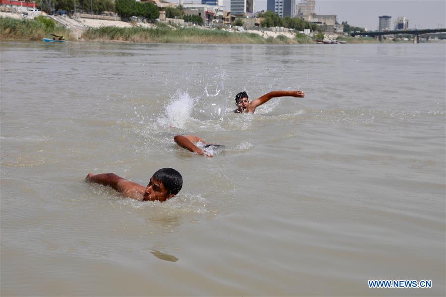 IRAQ-BAGHDAD-TIGRIS RIVER-SWIMMERS