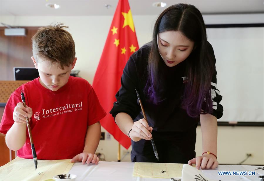 U.S.-CHICAGO-CHINESE ELEMENTARY SCHOOL-VISITING