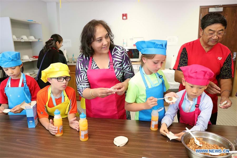 U.S.-CHICAGO-CHINESE ELEMENTARY SCHOOL-VISITING