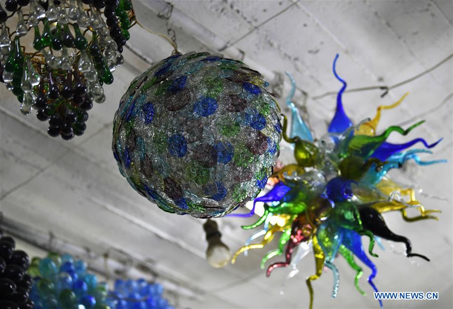 SYRIA-DAMASCUS-HANDMADE GLASSMAKING