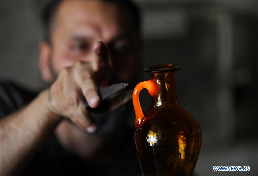 SYRIA-DAMASCUS-HANDMADE GLASSMAKING