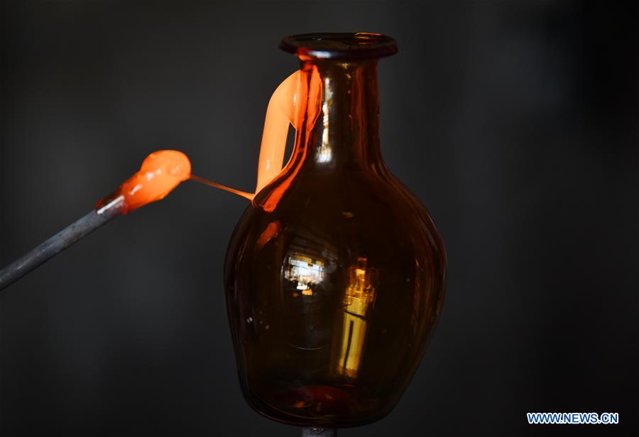 SYRIA-DAMASCUS-HANDMADE GLASSMAKING