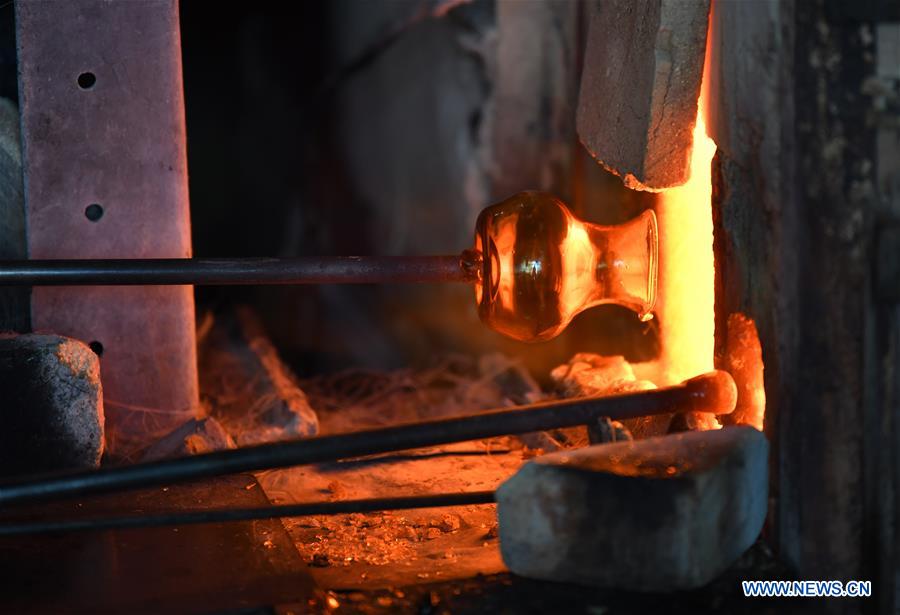 SYRIA-DAMASCUS-HANDMADE GLASSMAKING
