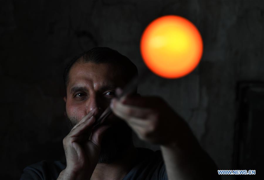 SYRIA-DAMASCUS-HANDMADE GLASSMAKING