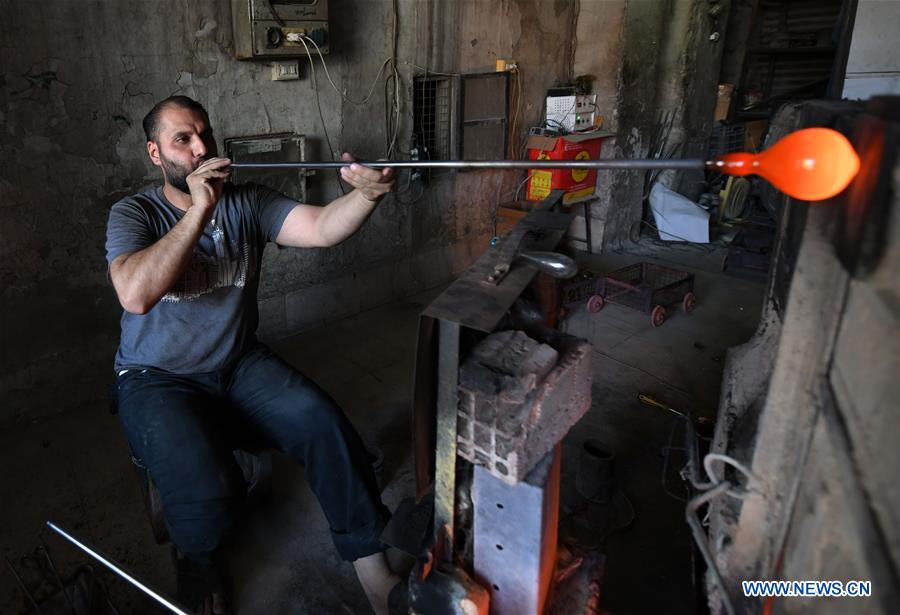 SYRIA-DAMASCUS-HANDMADE GLASSMAKING