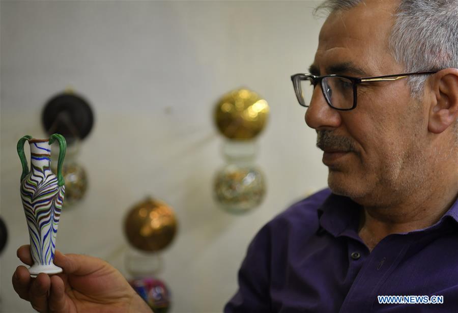 SYRIA-DAMASCUS-HANDMADE GLASSMAKING