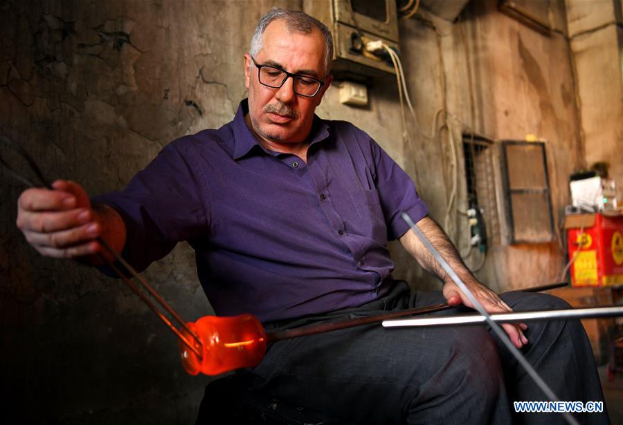 SYRIA-DAMASCUS-HANDMADE GLASSMAKING