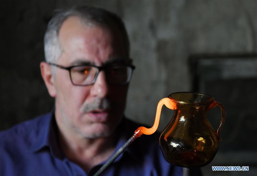 SYRIA-DAMASCUS-HANDMADE GLASSMAKING