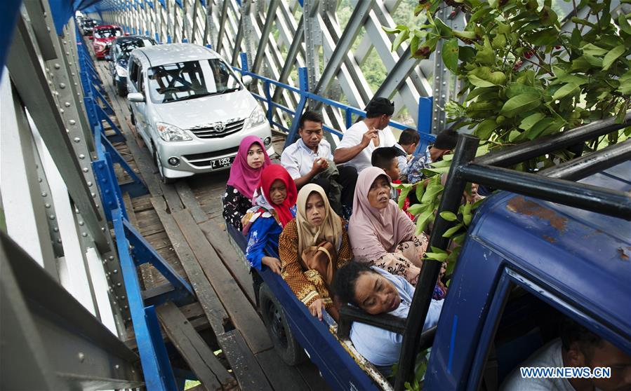 INDONESIA-WEST JAVA-COMMUTERS-DAILY LIFE