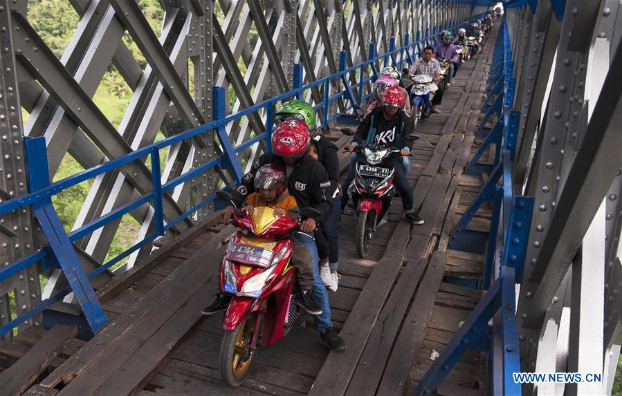 INDONESIA-WEST JAVA-COMMUTERS-DAILY LIFE