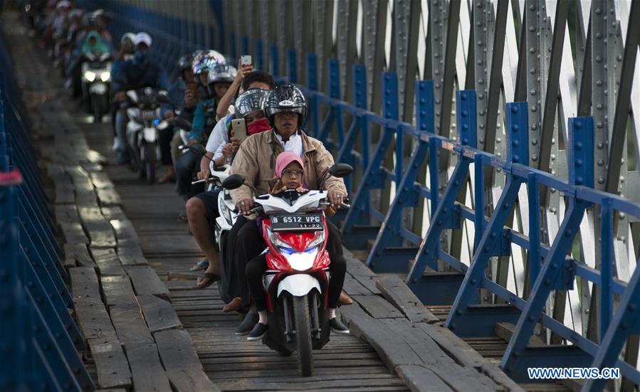 INDONESIA-WEST JAVA-COMMUTERS-DAILY LIFE