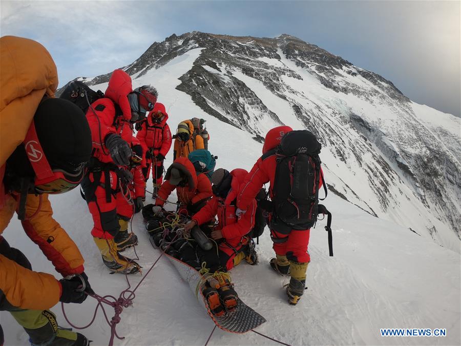 Xinhua Headlines: Mt. Qomolangma mired in "chaos", stricter regulations required