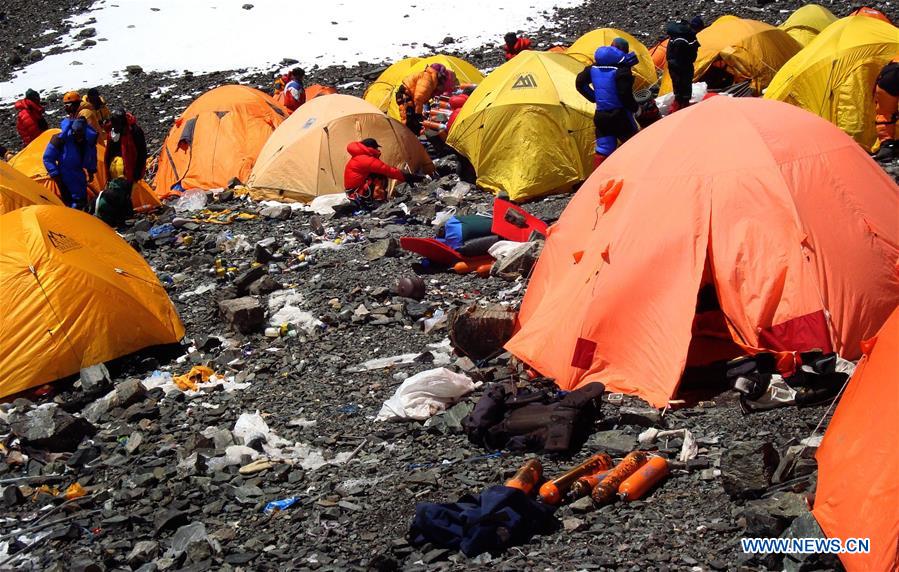 Xinhua Headlines: Mt. Qomolangma mired in "chaos", stricter regulations required