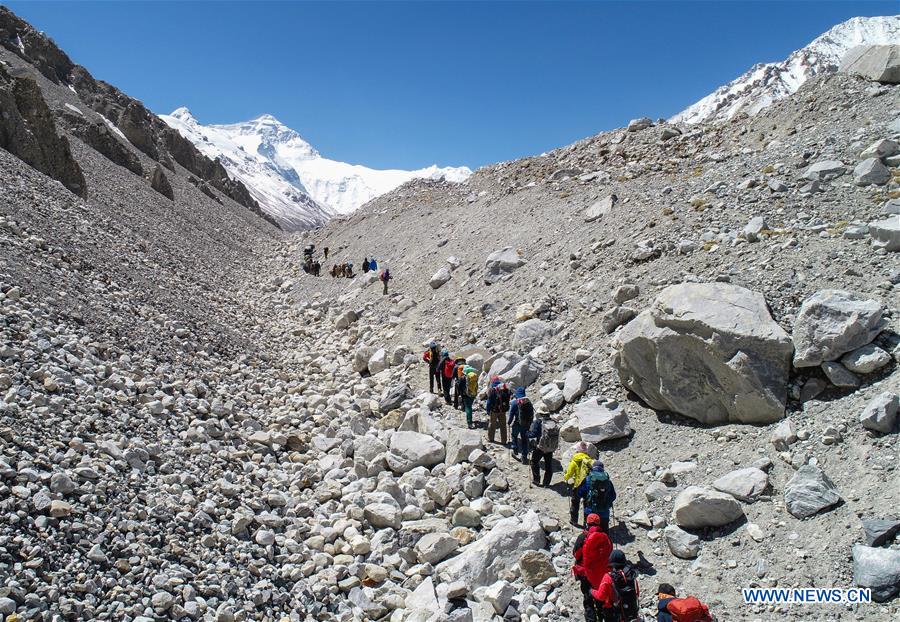 Xinhua Headlines: Mt. Qomolangma mired in "chaos", stricter regulations required