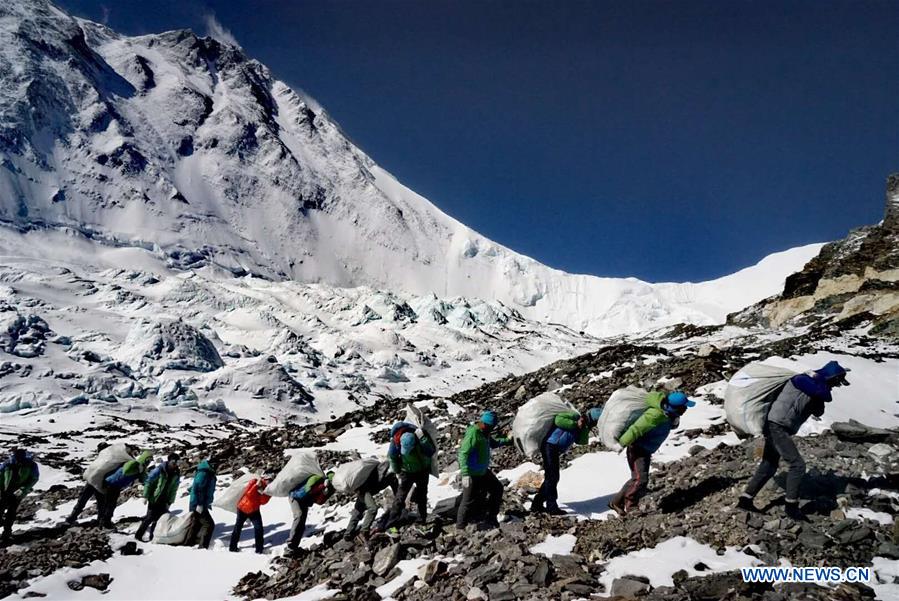 Xinhua Headlines: Mt. Qomolangma mired in "chaos", stricter regulations required